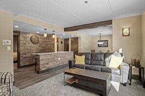 TV - Slopeside Condo w/ Chairlift Views & Pool (Breckenridge)