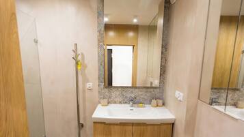 Apartamento Premium, balcón, vistas al río | Baño
