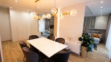 Appartement Premium, balcon, vue fleuve | Restauration