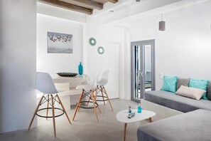 TV - Villa Del Sol Santorini (Fira)