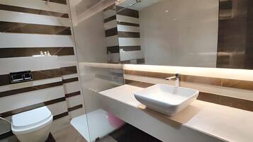 Family Suite, City View | Bathroom