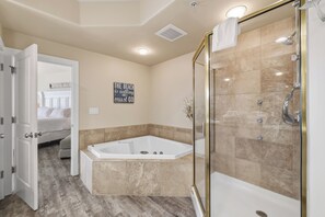 Shower, jetted bath, hair dryer, towels - Caribe Resort 911D by Liquid Life (Orange Beach)