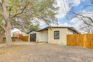 House (3 Bedrooms) | Interior - < 1 Mi to Lackland Afb: Wfh-friendly Retreat! (San Antonio)