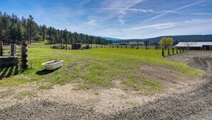A rural landscape with a fenced field, a small building, and a gravel path. - Peaceful Farm Stay Near Spokane: Inland Hideaway! (Chattaroy)