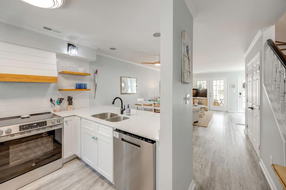 Walk to Eats & Drinks! Stylish Murrells Inlet Stay - Bull Island, SC