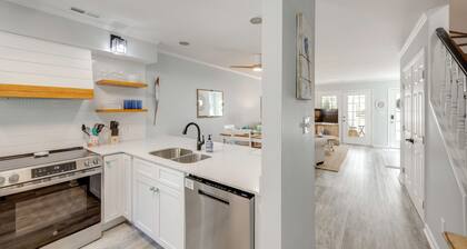 Walk to Eats & Drinks! Stylish Murrells Inlet Stay