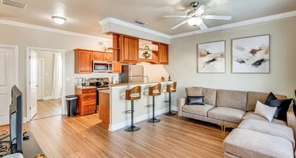 3 Mi to Fsu! Pet-friendly Townhome w/ Pool Access