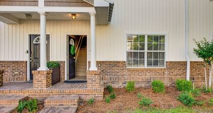 3 Mi to Fsu! Pet-friendly Townhome w/ Pool Access