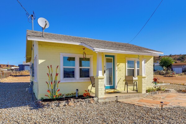 Route 66 Roadtripper Retreat W/ Private Backyard - Kingman, AZ