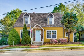 Interior - Walkable Location! Dtwn Cary Escape w/ Fire Pit (Cary)