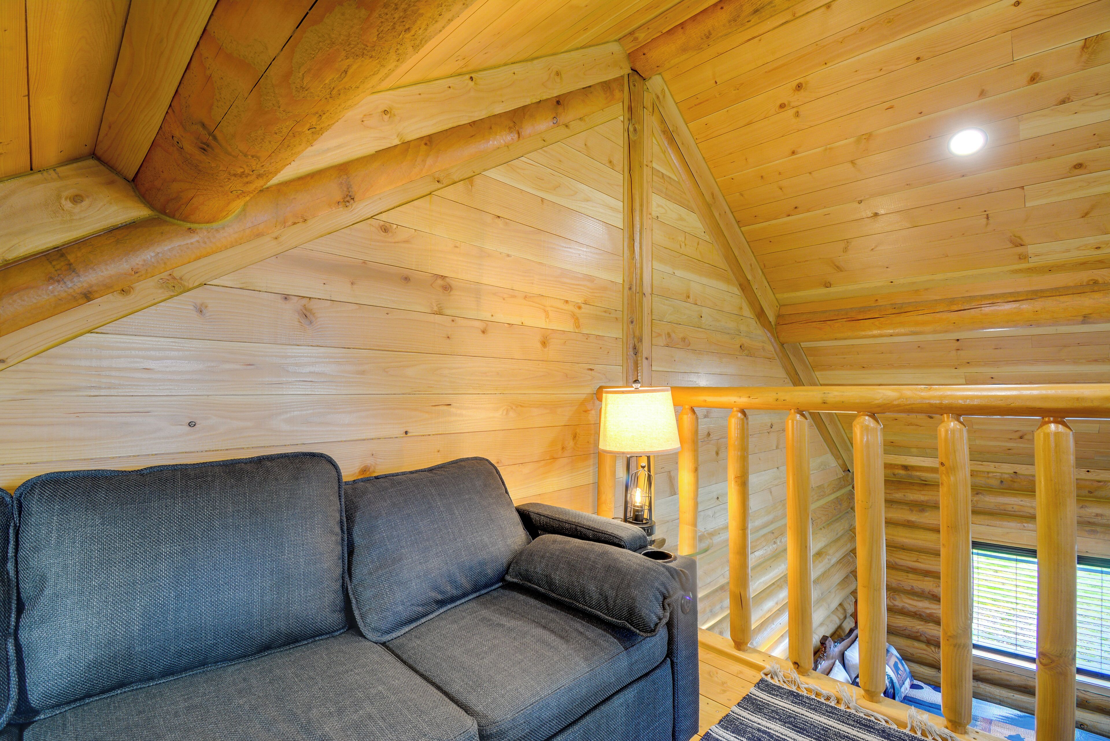 Ambiente in legno con un divano, una lampada e una finestra.