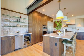 House (5 Bedrooms) | Interior