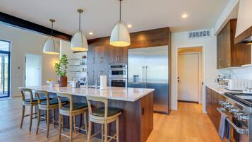House (5 Bedrooms) | Interior