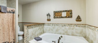 Family Escape in Crystal Mtn Resort! 13 Mi to Lake