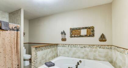 Family Escape in Crystal Mtn Resort! 13 Mi to Lake