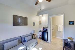 Interior - Crystal Mining On-site! Ouachita Adventure Cabin (Mena)