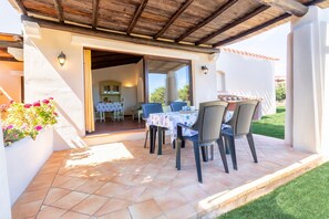 Outdoor dining - Villa 'Sabbia - Private Pool' with Sea View, Wi-Fi and Air Conditioning (Punta de Su Turrione)