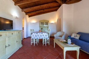 Living area - Villa 'Sabbia - Private Pool' with Sea View, Wi-Fi and Air Conditioning (Punta de Su Turrione)