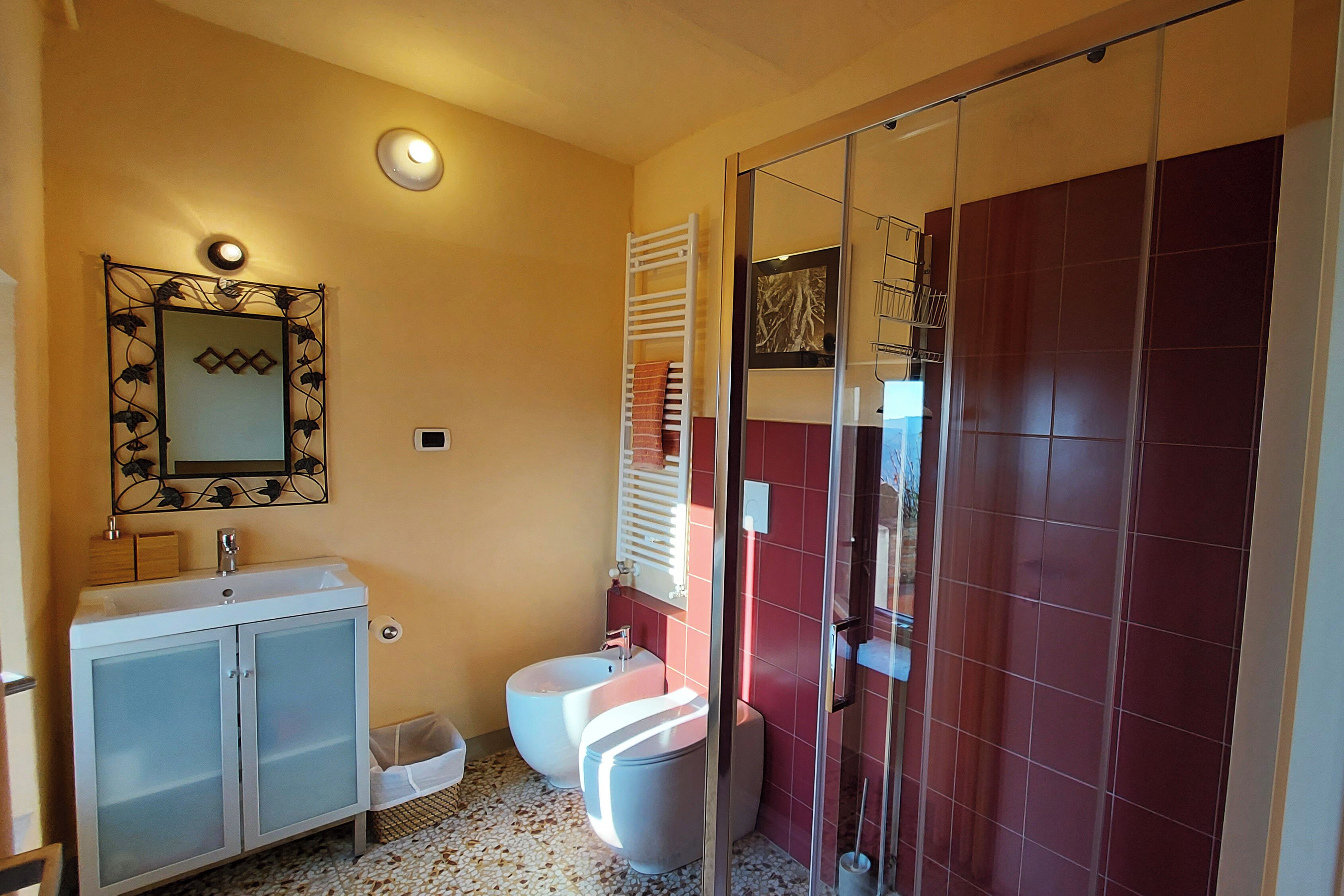 Sèche-cheveux, serviettes fournies, savon, papier toilette
