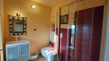 SĂšche-cheveux, serviettes fournies, savon, papier toilette