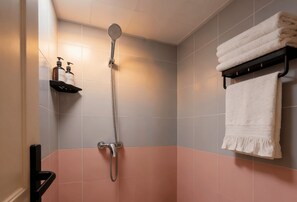 Superior dubbelrum | Badrum | Gratis toalettartiklar, hårtork, tofflor och handdukar