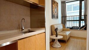 Kamar Double Senior | Seprai premium, selimut bulu angsa, tirai kedap cahaya, dan kedap suara