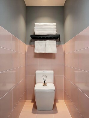 Standard dubbelrum | Badrum | Gratis toalettartiklar, hårtork, tofflor och handdukar