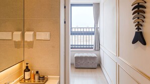 Kamar Double Superior | Kamar mandi | Perlengkapan mandi gratis, pengering rambut, sandal, dan handuk