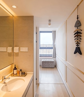 Habitación doble superior | Baño | Artículos de higiene personal gratuitos, secador de pelo y zapatillas
