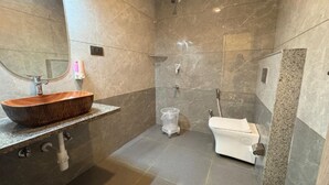 Deluxe Double Room, City View | Bilik Mandi | Kelengkapan dandanan diri percuma, tuala disediakan, sabun, syampu 