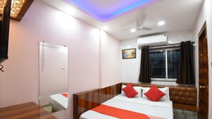 Deluxe Double Room, City View | Meja, ruang kerja komputer riba, seterika/papan seterika, Wi-fi percuma 