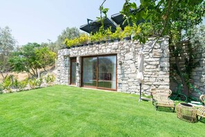 Luxury Room | Bathroom | Shower, hair dryer, slippers, bidet - Muyo House (Urla)