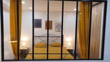 Iron/ironing board, WiFi, bed sheets