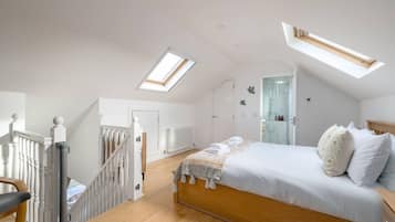 Desk, iron/ironing board, travel cot, WiFi