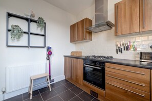 Fridge, microwave, oven, stovetop - Barnton Grove Getaway (Edinburgh)