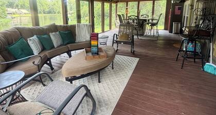 Perfect Lake Blackshear Family Escape with Big Screen Porch & Outdoor Fun Galore