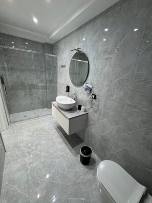 Douche, séchoir à cheveux, bidet, serviettes fournies
