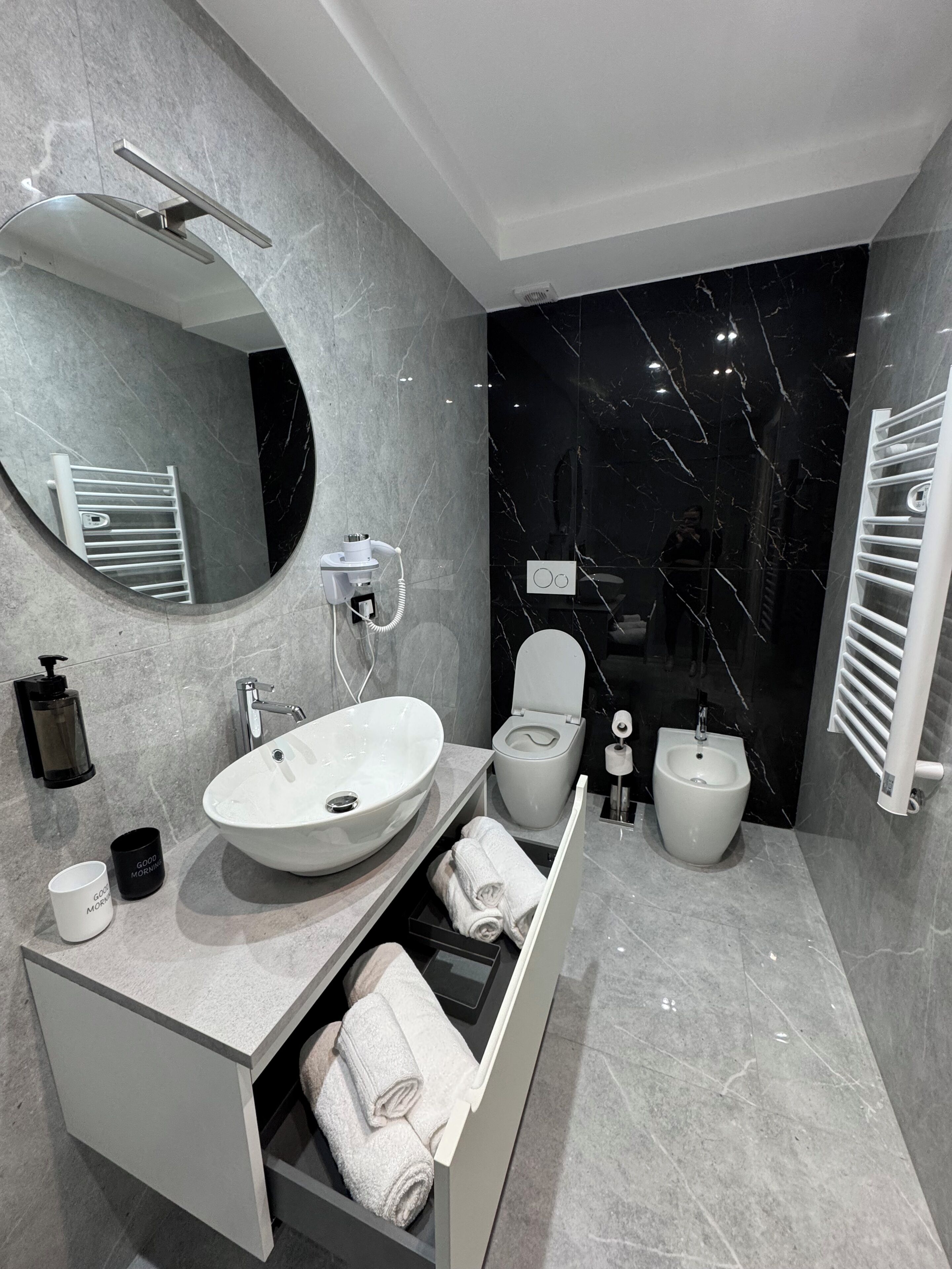 Dutxa, assecador de cabells, bidet i tovalloles 
