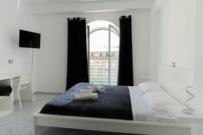 1 chambre, bureau, fer et planche à repasser, accès au Wi-Fi (inclus)