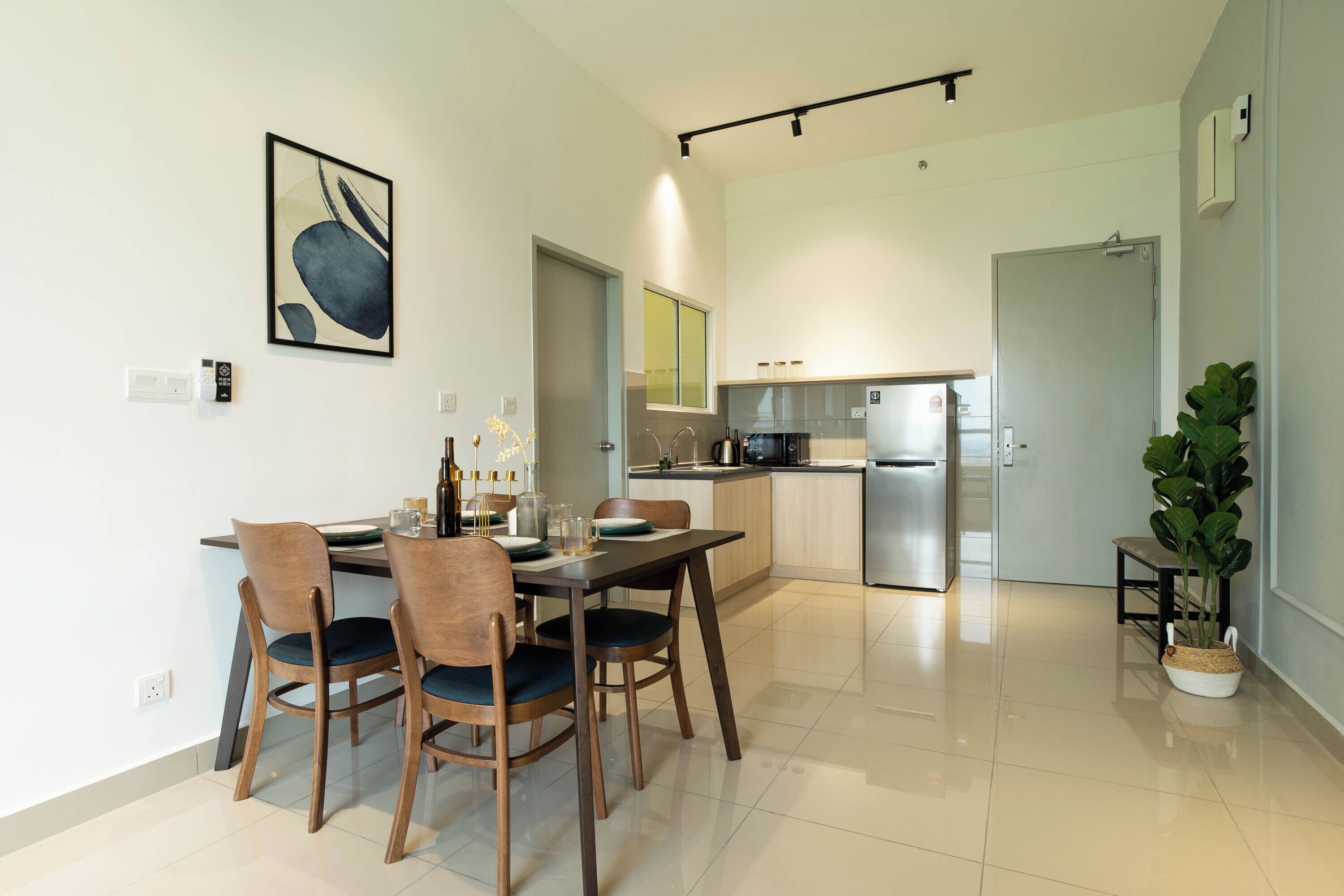 Premier Suite, 2 Bedrooms, City View | Ruang tamu | 43 inci sebuah televisyen pintar dengan digital 