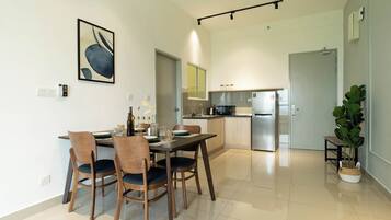 Premier Suite, 2 Bedrooms, City View | Ruang tamu | 43 inci sebuah televisyen pintar dengan digital