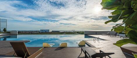 Piscina externa, funciona das 8h às 22h, espreguiçadeiras