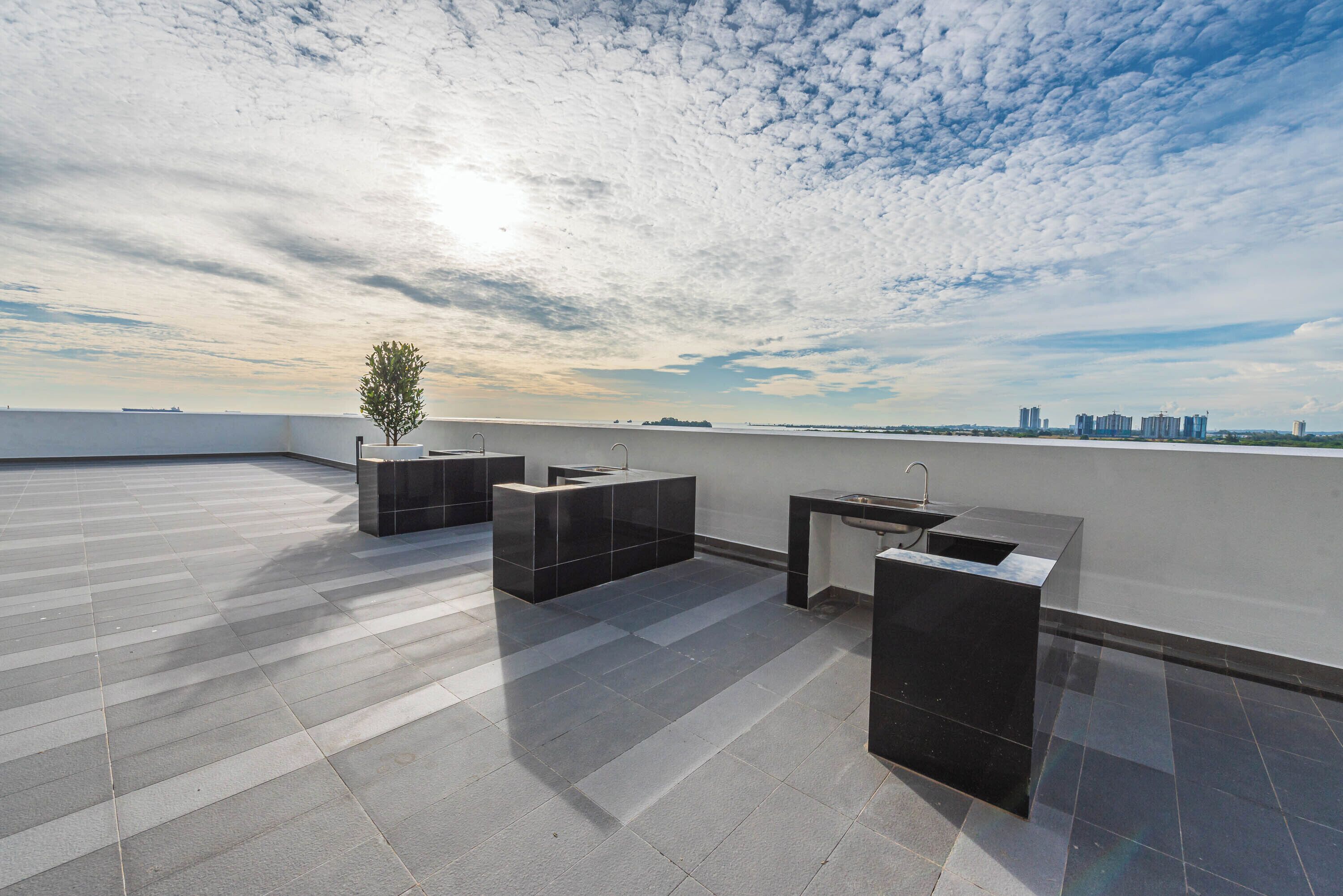 Une terrasse sur le toit, dotée d’un design moderne, comprenant un évier, un espace salon et offrant une vue sur le panorama urbain.