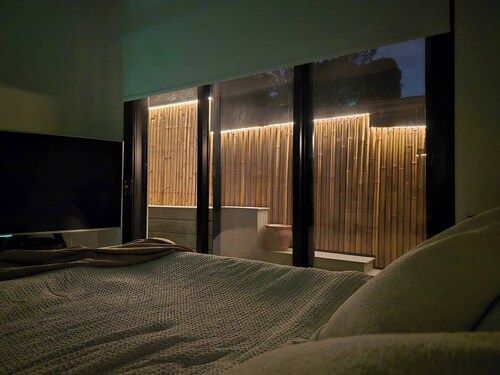 Skylit Suite | Desk | BBQ | Free Park | 20 min CBD