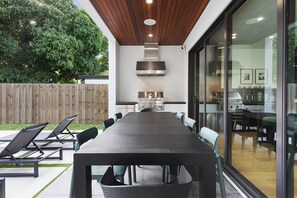 Outdoor dining - Design District Modern Lux Villa, Pool, BBQ, Games (Miami)