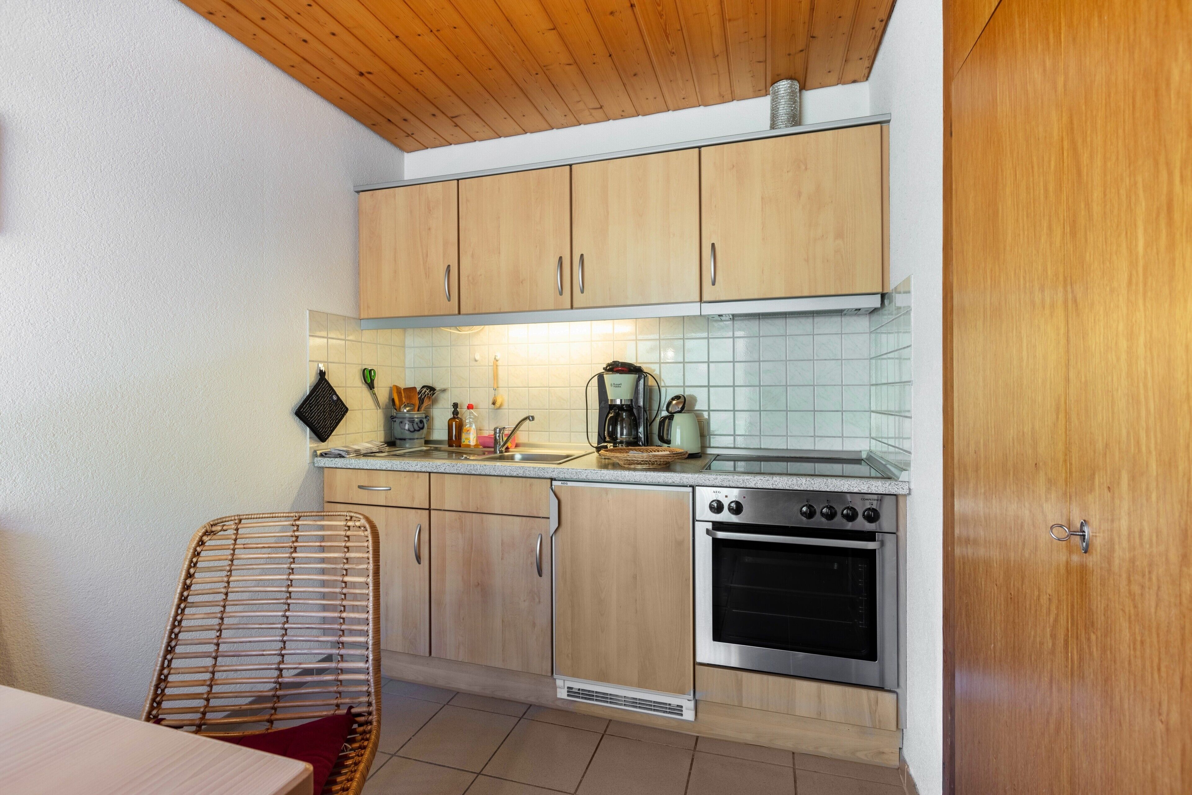 Kühlschrank, Ofen, Herdplatte, Wasserkocher mit Kaffee-/Teezubehör