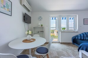Dining - Well-kept apartment with sea view, balcony and quiet location near the sea (Dramalj)