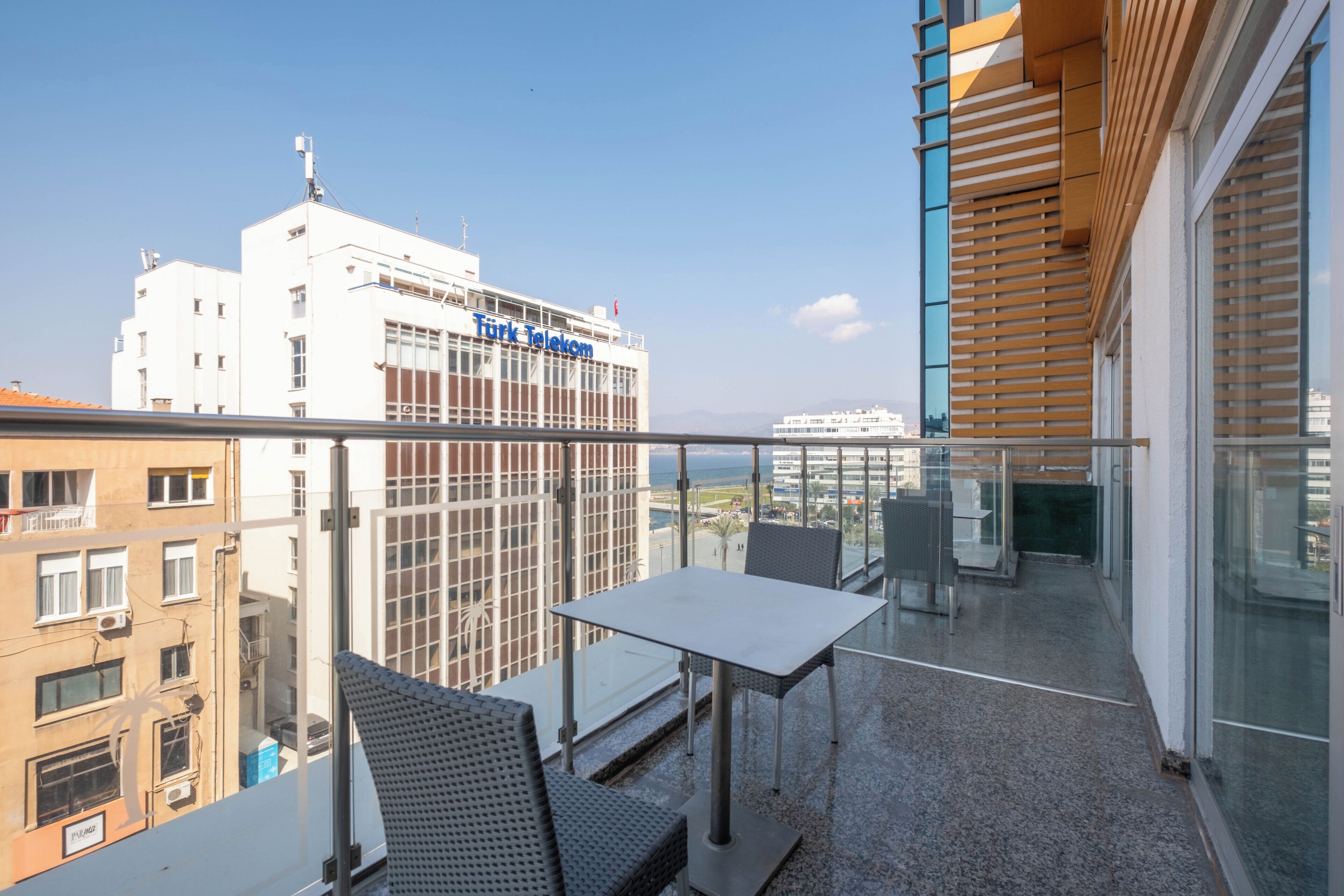 Deluxe Room Sea View | Outdoor dining