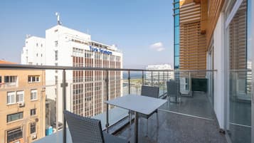 Deluxe Room Sea View | Outdoor dining