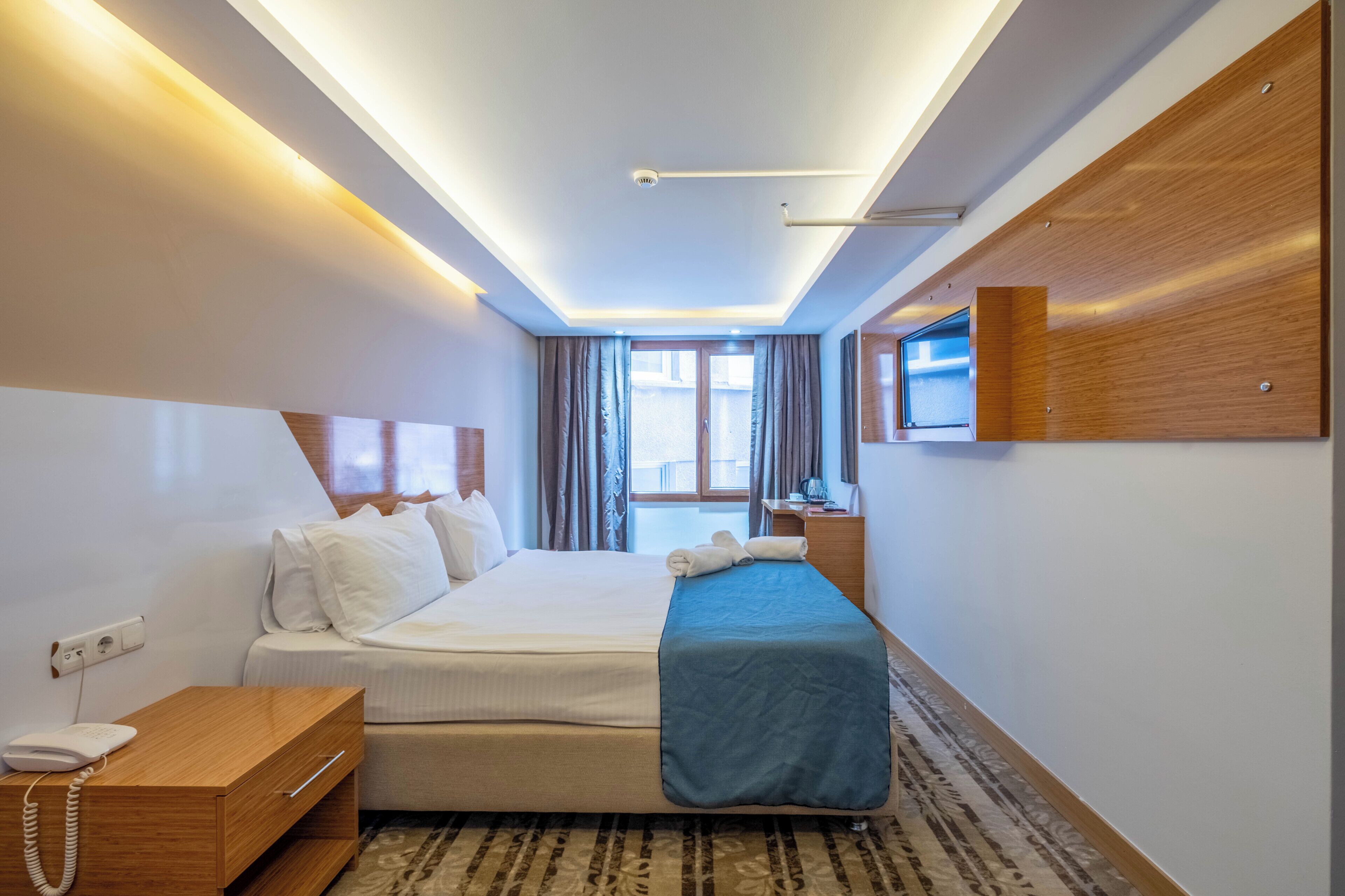 Habitación doble estándar | Caja de seguridad en la habitación y tabla de planchar con plancha 